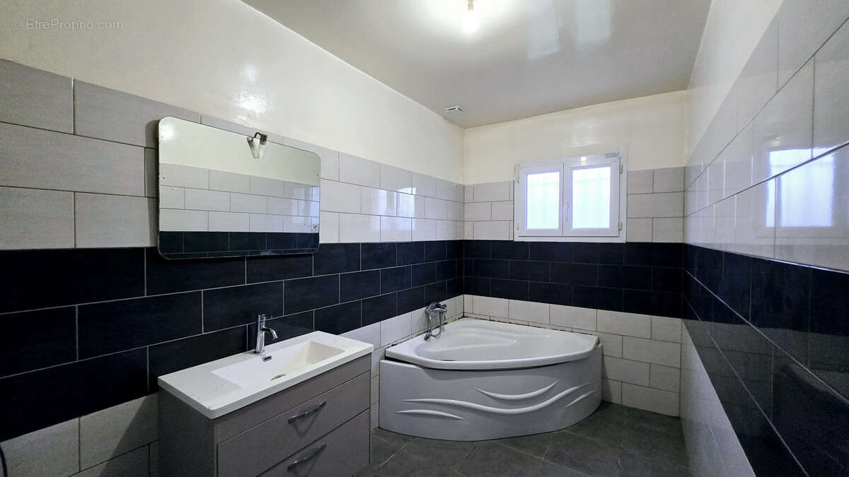 Maison à LAMOTHE-MONTRAVEL