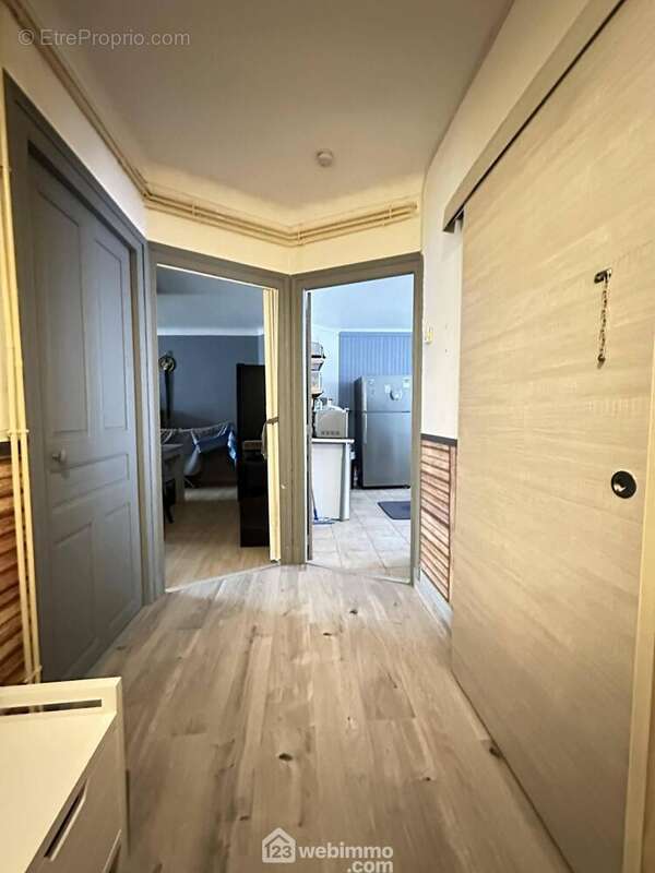 Une vaste entrée distribue .... - Appartement à CREPY