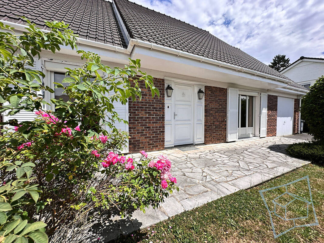 Maison à VOISINS-LE-BRETONNEUX