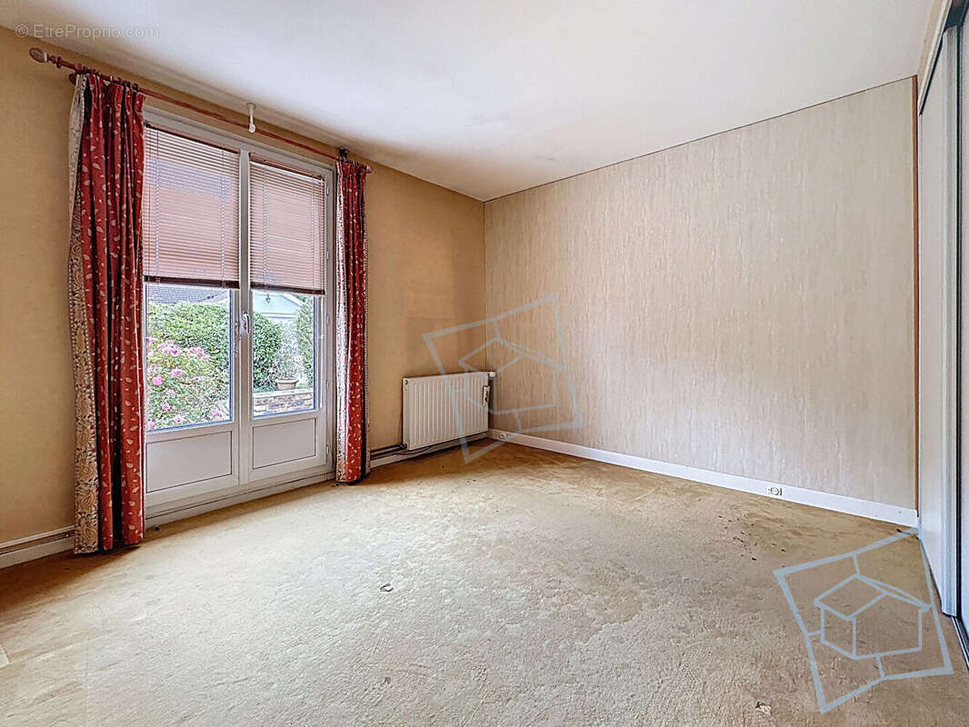 Maison à VOISINS-LE-BRETONNEUX