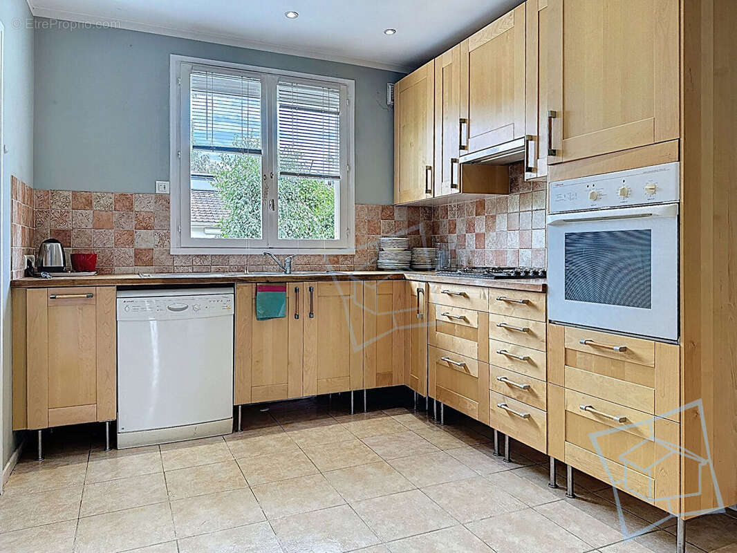 Maison à VOISINS-LE-BRETONNEUX