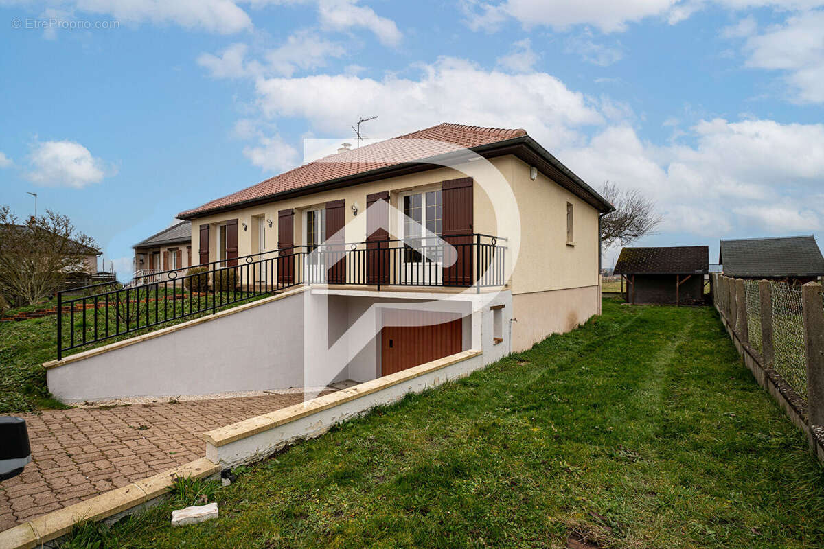 Maison à LA CHAPELLE-SAINT-MESMIN