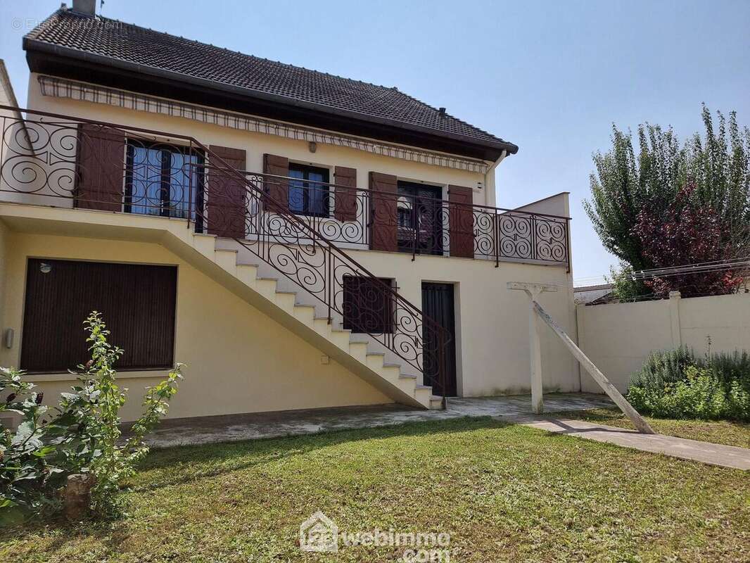 Agréable pavillon de 130m2 habitables (283m2 au sol) édifié sur une parcelle de 325m2 - Maison à ORLY