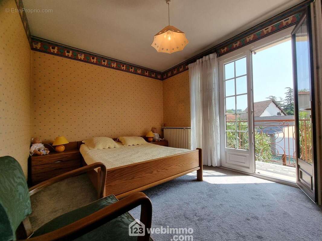 Les deux chambres (d&#039;environ 11m2 et 12m2), donnant chacune - Maison à ORLY