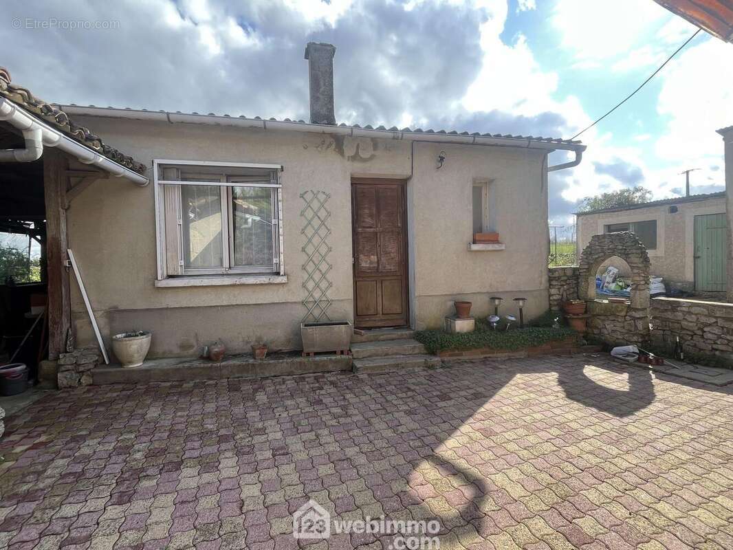 De l&#039;autre côté de la terrasse, la 2ème maison : - Maison à BENASSAY