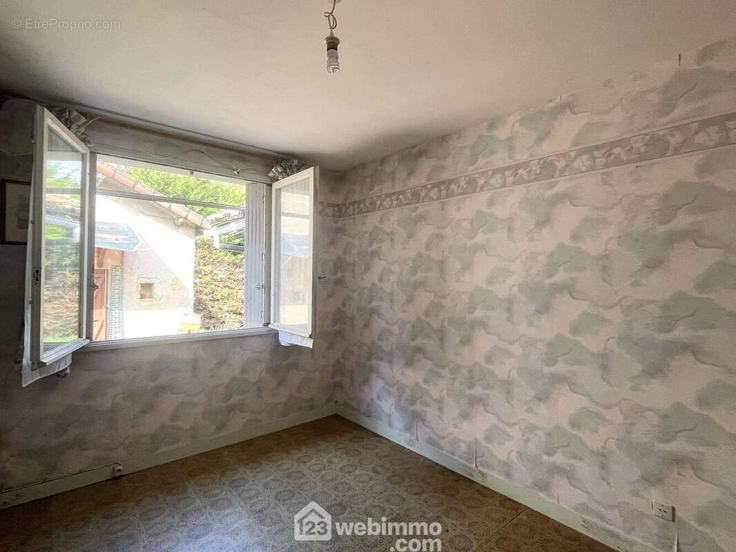 Une chambre de 9 m2, - Maison à BENASSAY