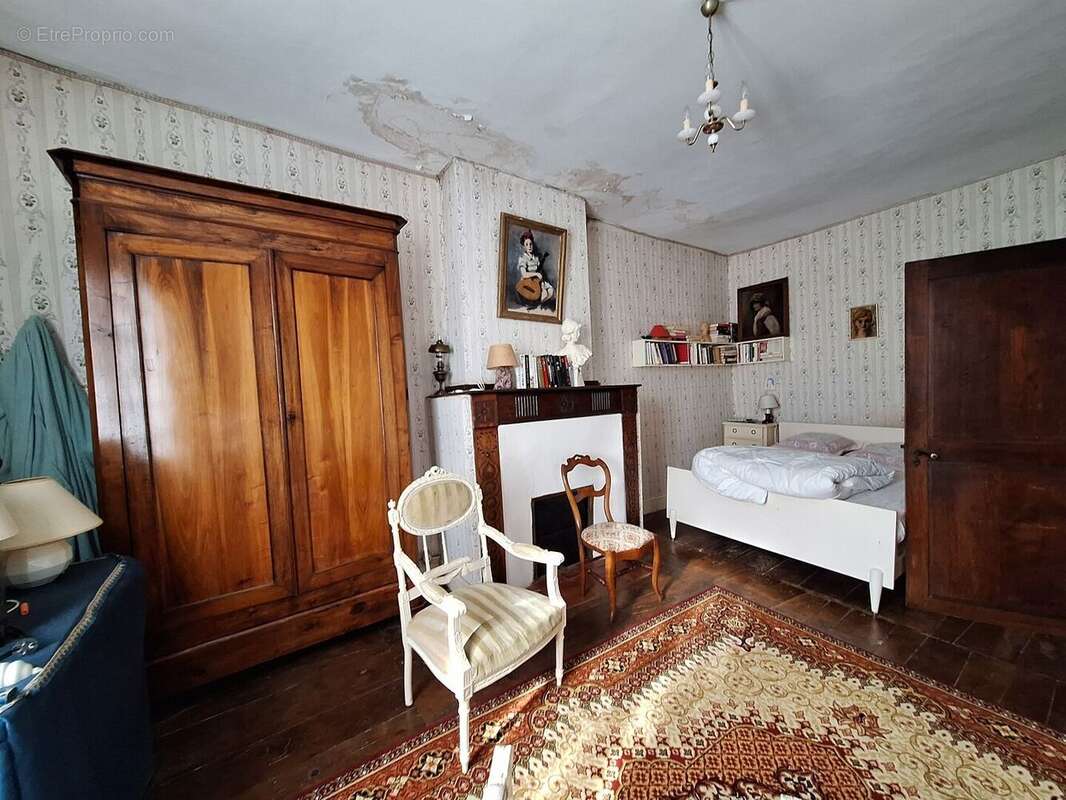 1000037997 - Maison à RECURT