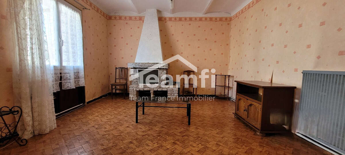 Maison à SAINT-JULIEN-LES-ROSIERS