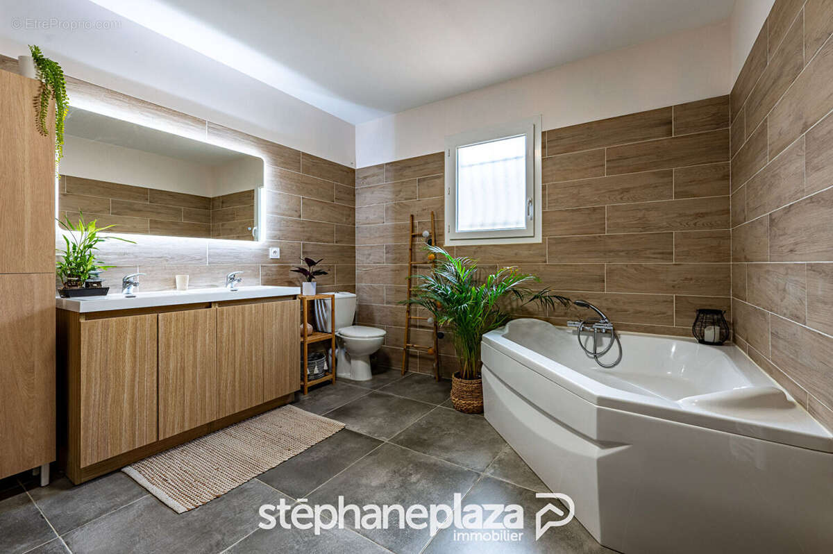 Maison à NEGREPELISSE