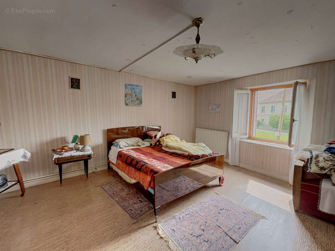 Maison à MONTECHEROUX