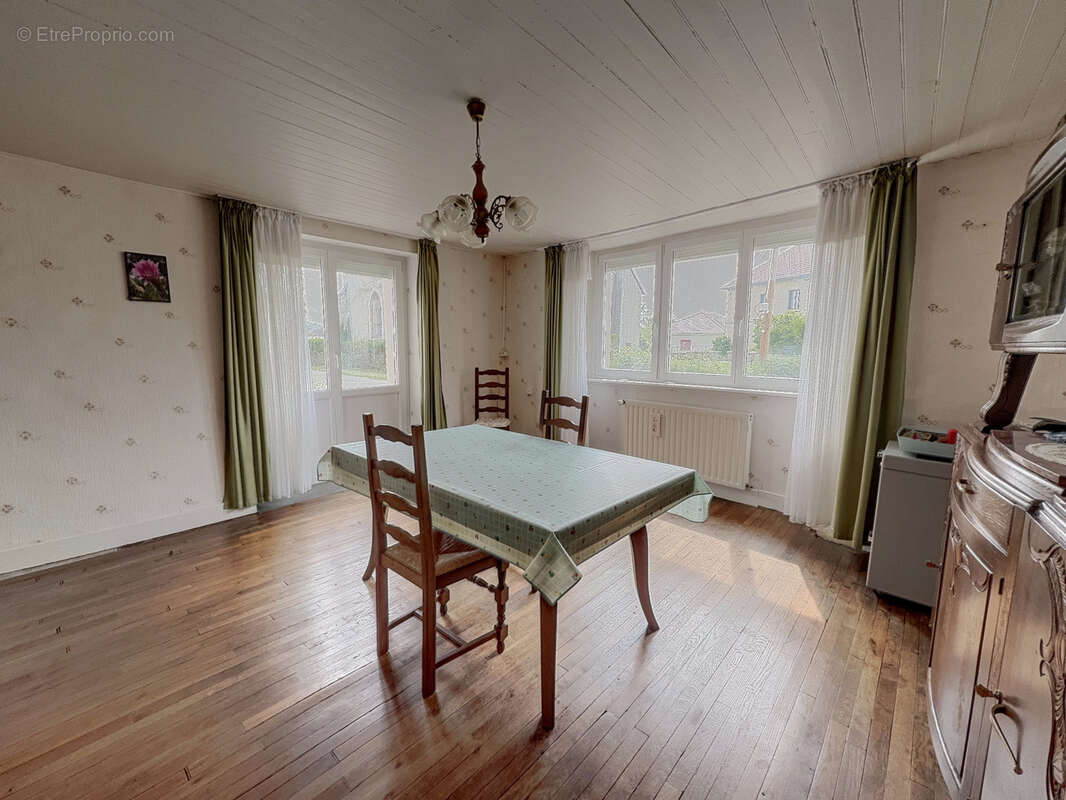 Maison à MONTECHEROUX