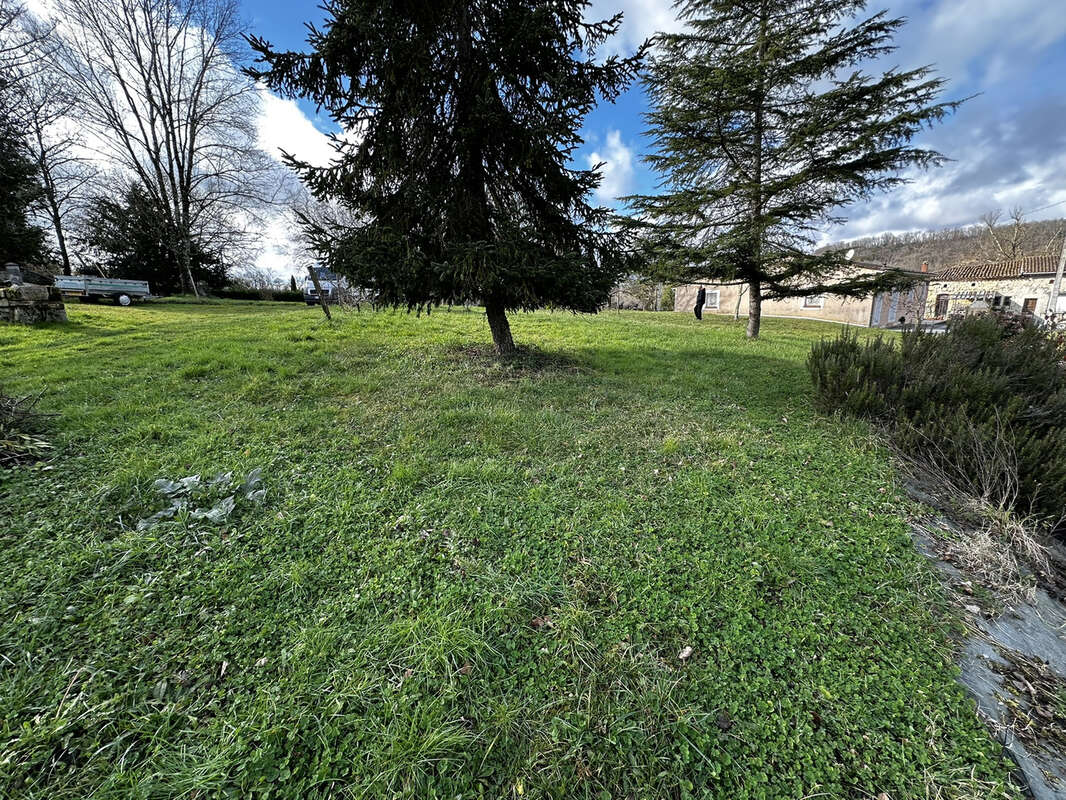 Terrain à PONT-DU-CASSE