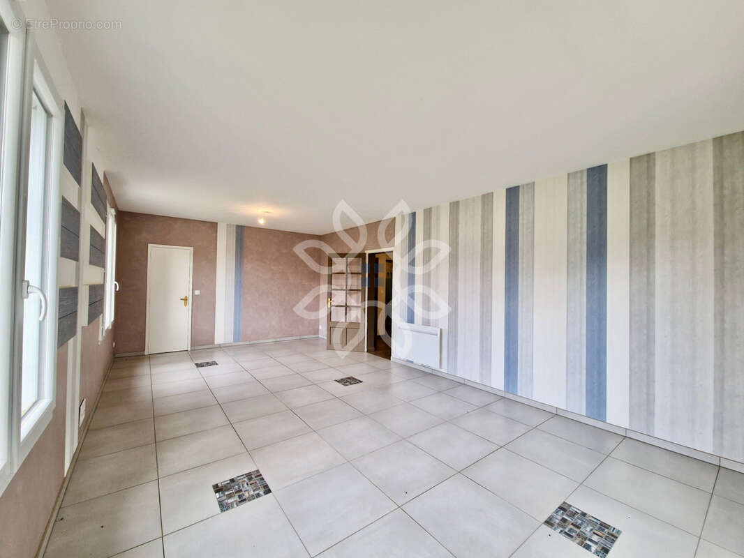 Maison à SAINT-GERMAIN-LEMBRON