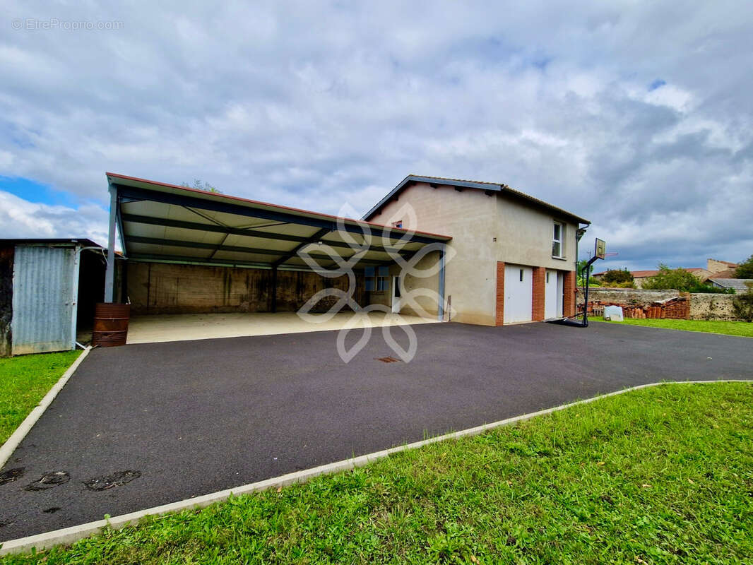 Maison à SAINT-GERMAIN-LEMBRON