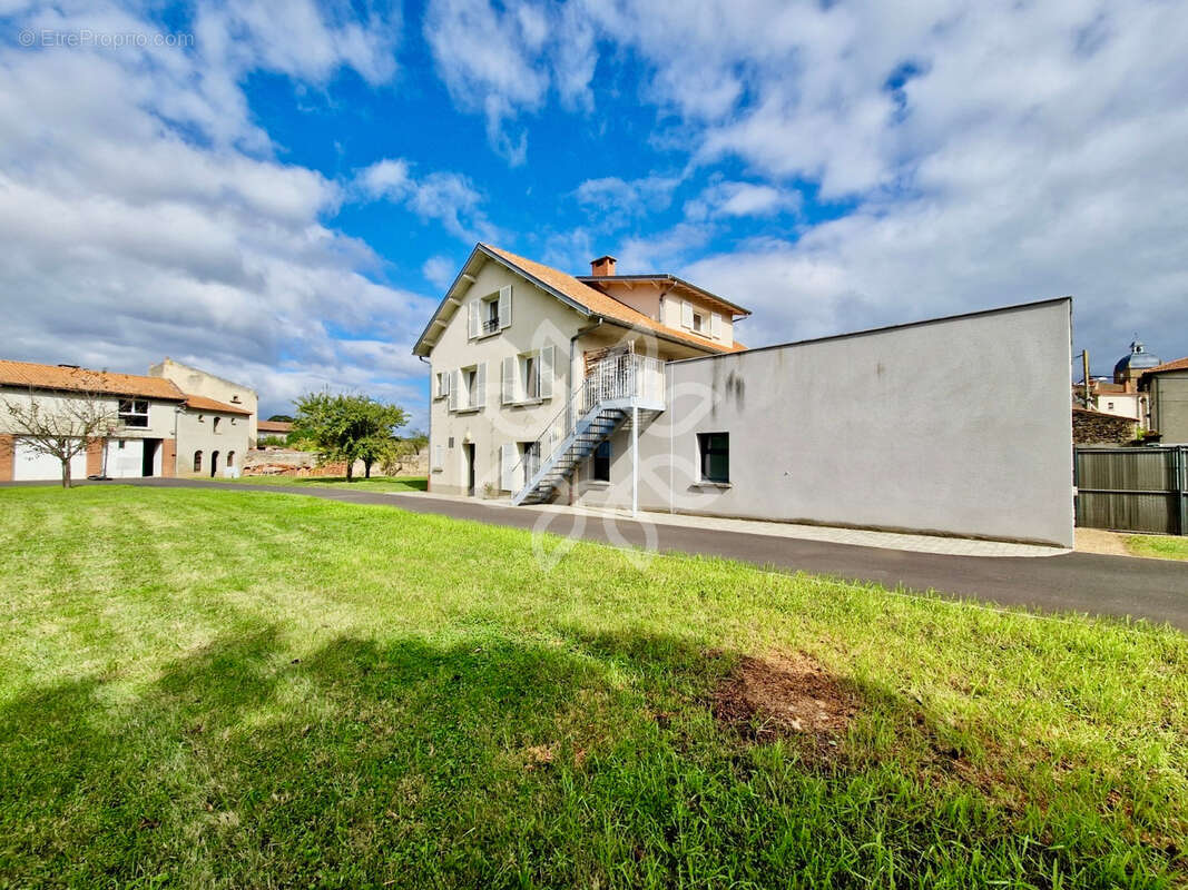 Maison à SAINT-GERMAIN-LEMBRON