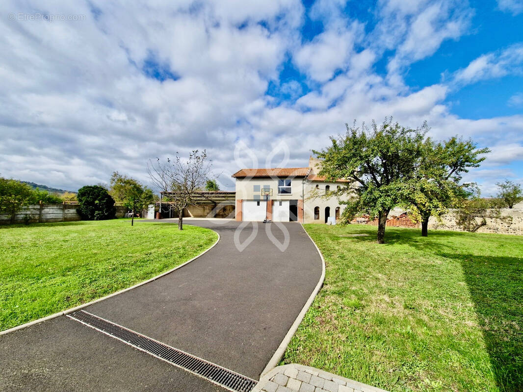 Maison à SAINT-GERMAIN-LEMBRON