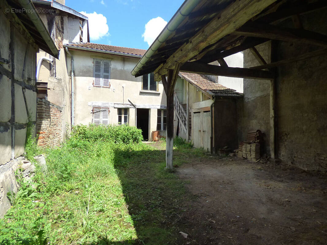 Maison à SAINT-TRIVIER-DE-COURTES