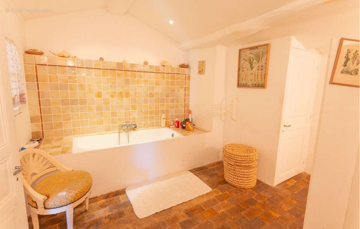 Maison à BAGNOLS-EN-FORET