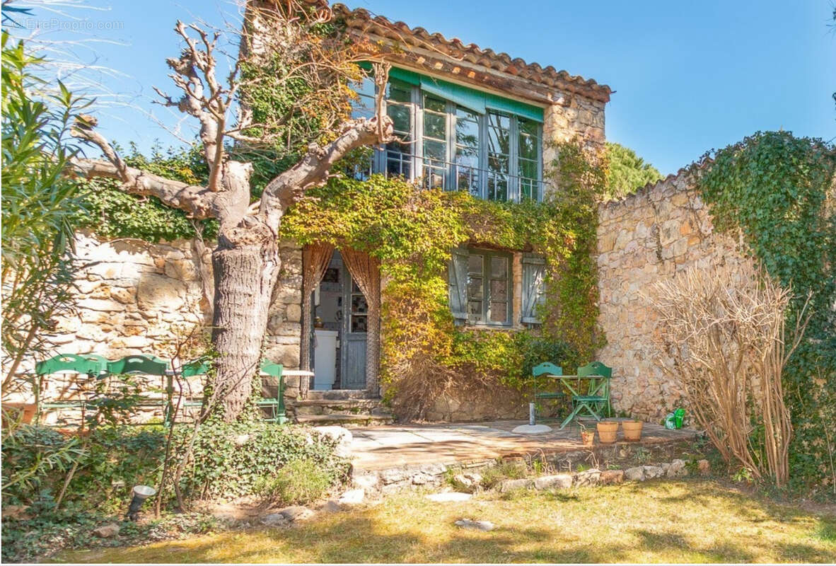 Maison à BAGNOLS-EN-FORET