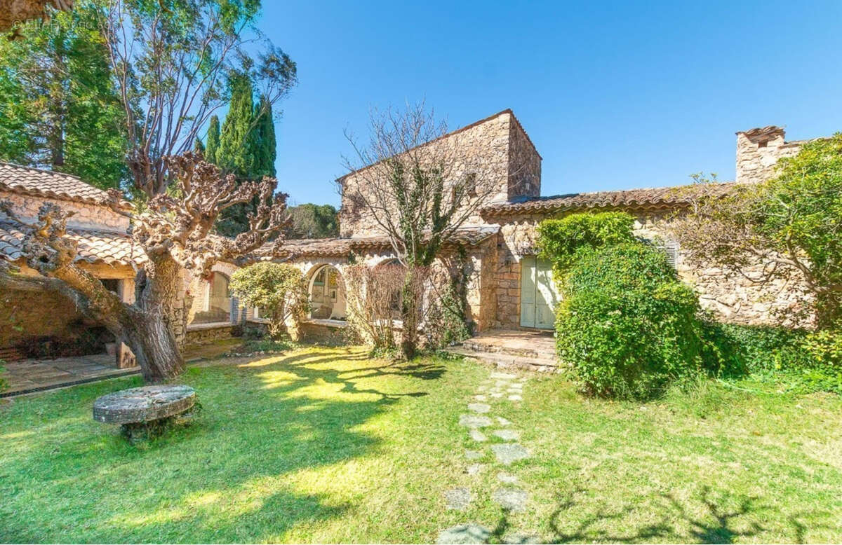 Maison à BAGNOLS-EN-FORET