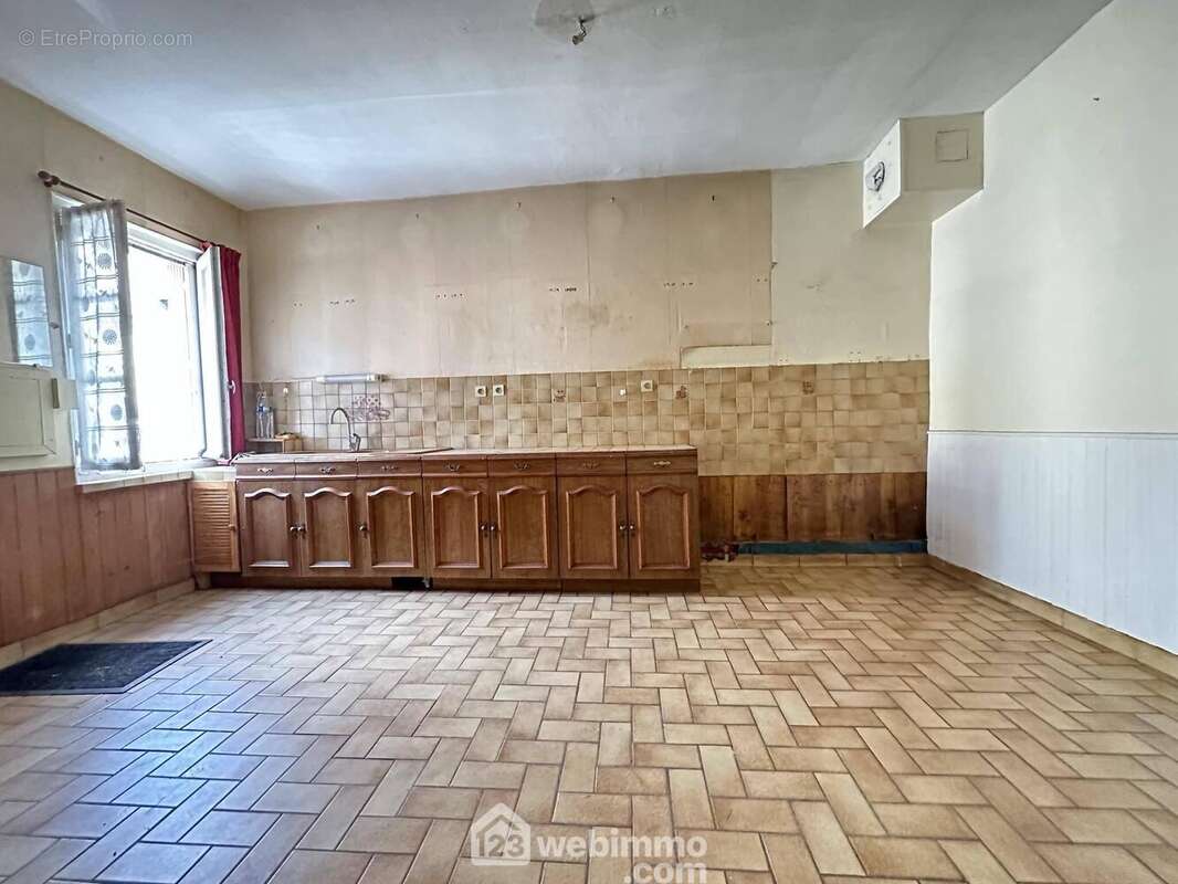 La cuisine d&#039;une surface de 15 m² - Maison à CRECY-SUR-SERRE