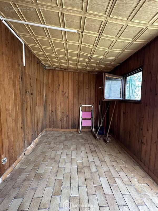 Une arrière cuisine de 7 m² avec accès sur l&#039;extérieur - Maison à CRECY-SUR-SERRE