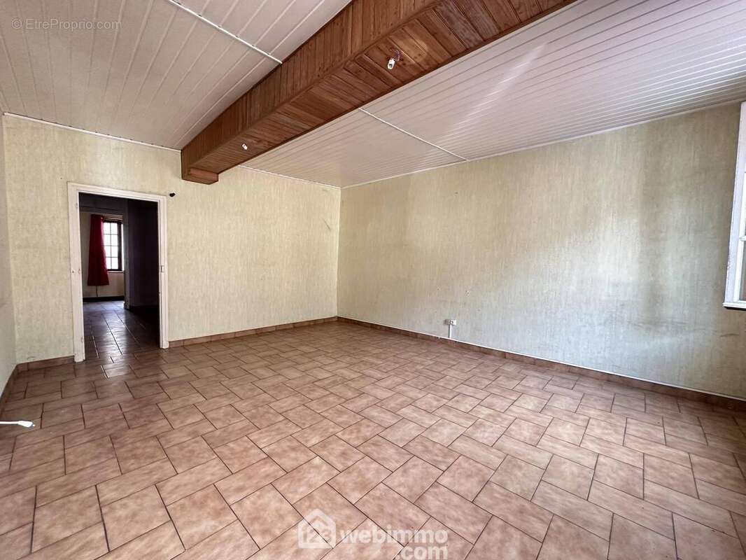 Vous disposez d&#039;un séjour de 23 m² - Maison à CRECY-SUR-SERRE