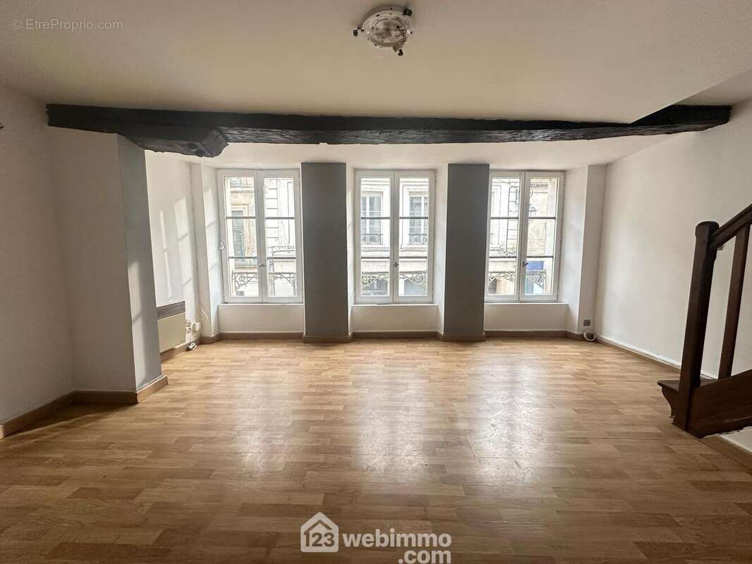 Vous apprécierez le salon chaleureux - Appartement à LAON
