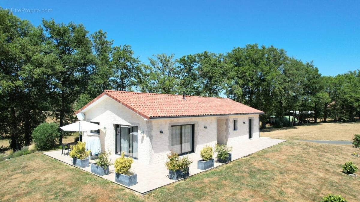 Maison à SAINT-MARTIN-DE-FRESSENGEAS