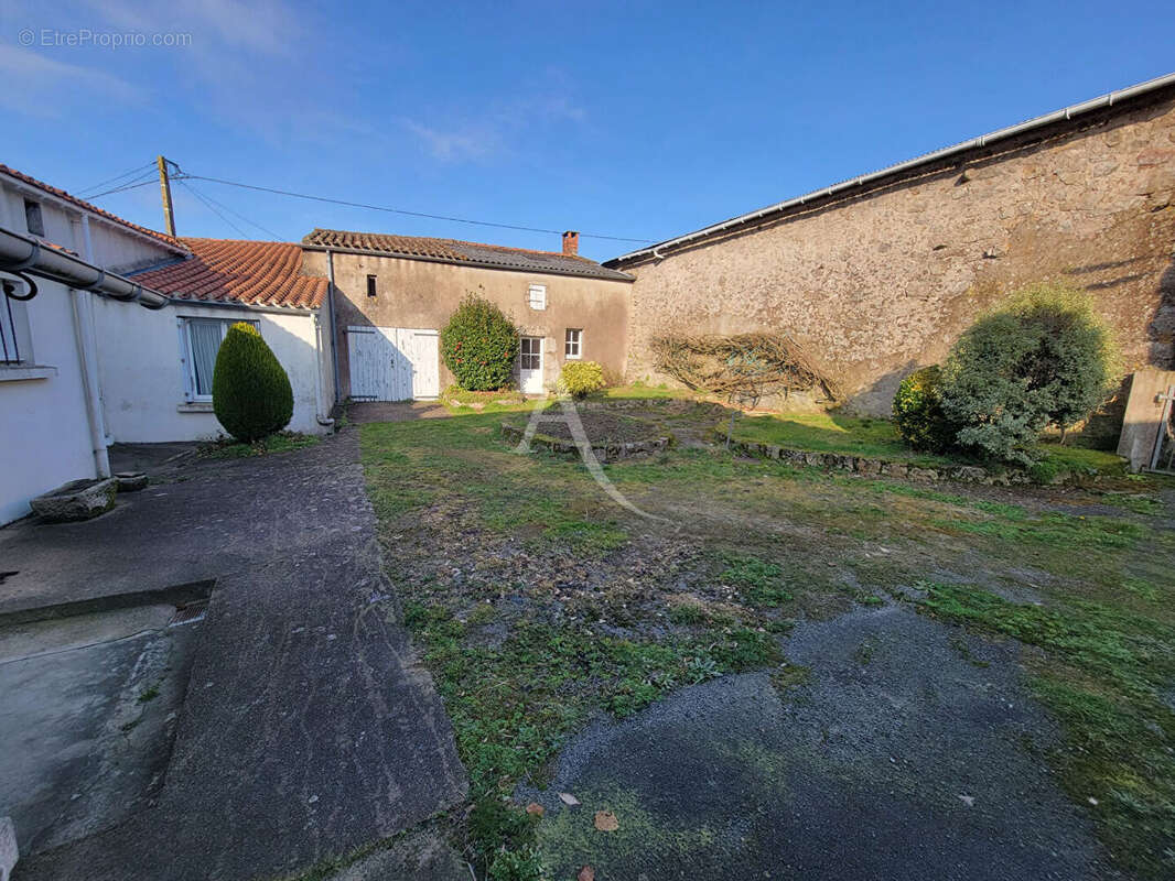 Maison à SAINT-ETIENNE-DU-BOIS