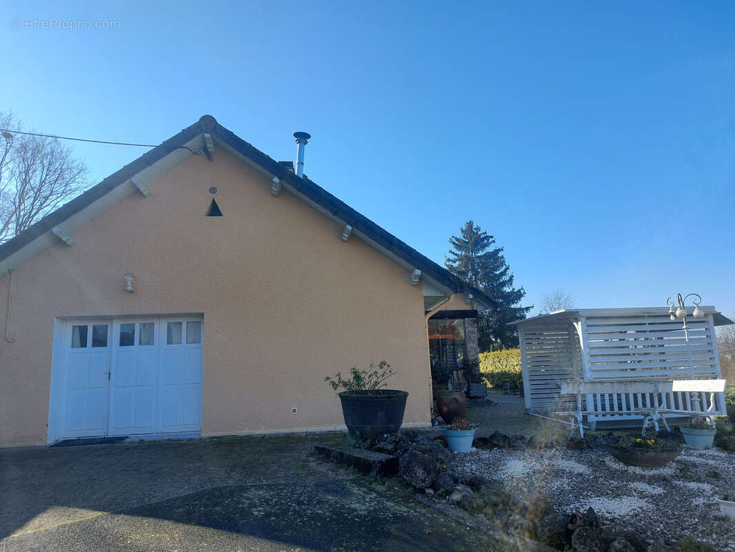 Maison à CREUZIER-LE-VIEUX
