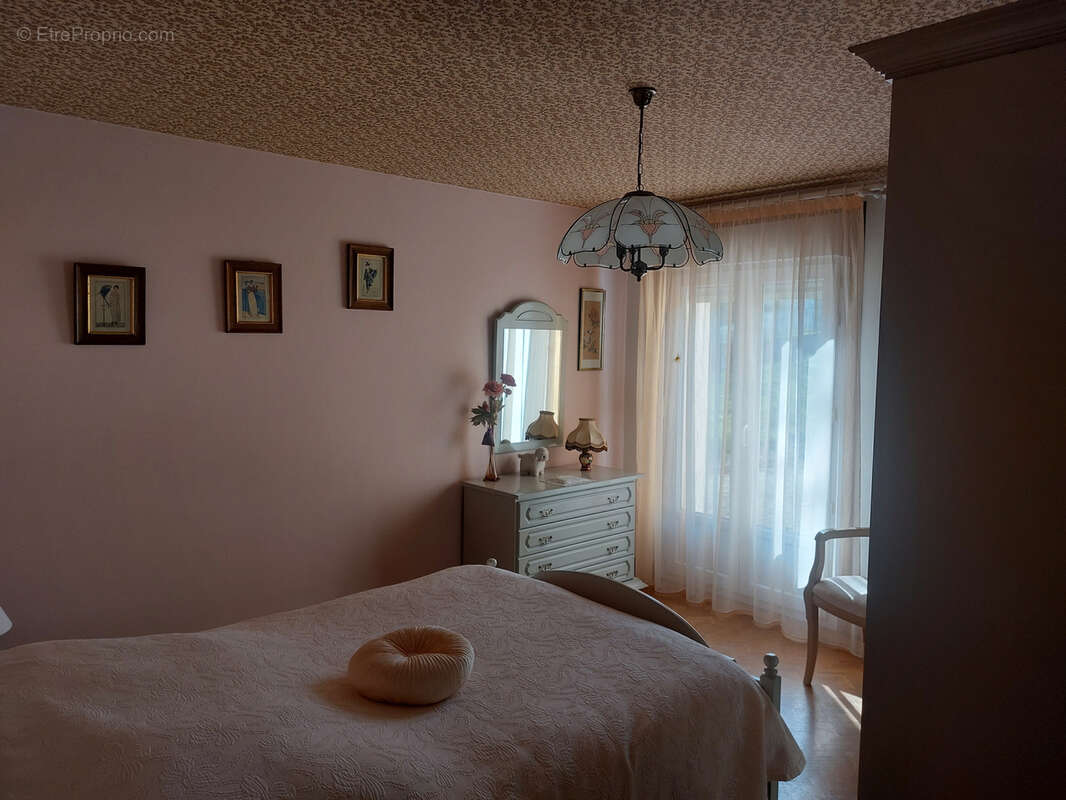 Maison à CREUZIER-LE-VIEUX