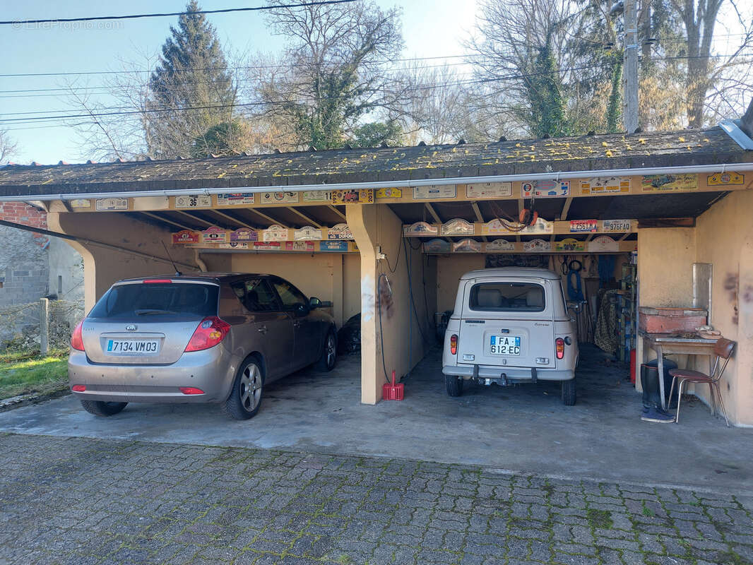 Maison à CREUZIER-LE-VIEUX
