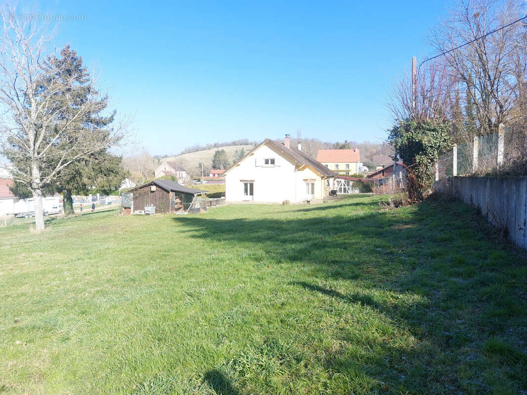 Maison à CREUZIER-LE-VIEUX