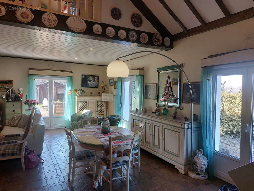 Maison à CREUZIER-LE-VIEUX