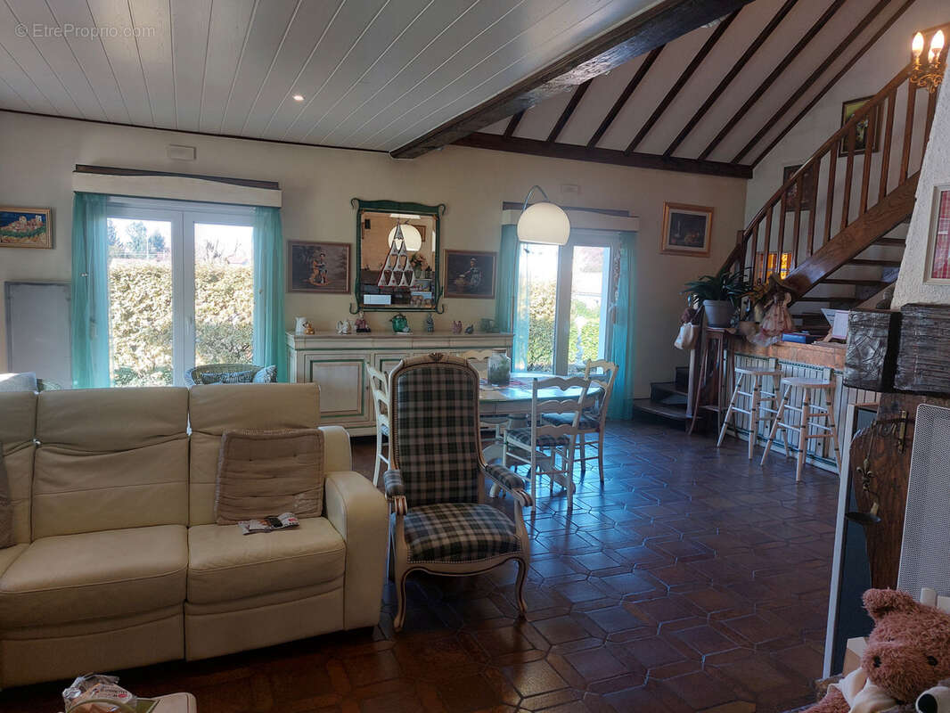 Maison à CREUZIER-LE-VIEUX