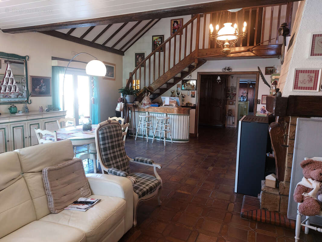 Maison à CREUZIER-LE-VIEUX