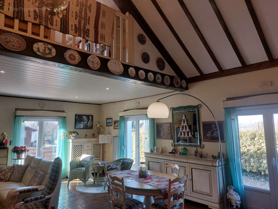 Maison à CREUZIER-LE-VIEUX