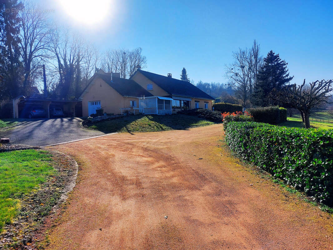 Maison à CREUZIER-LE-VIEUX