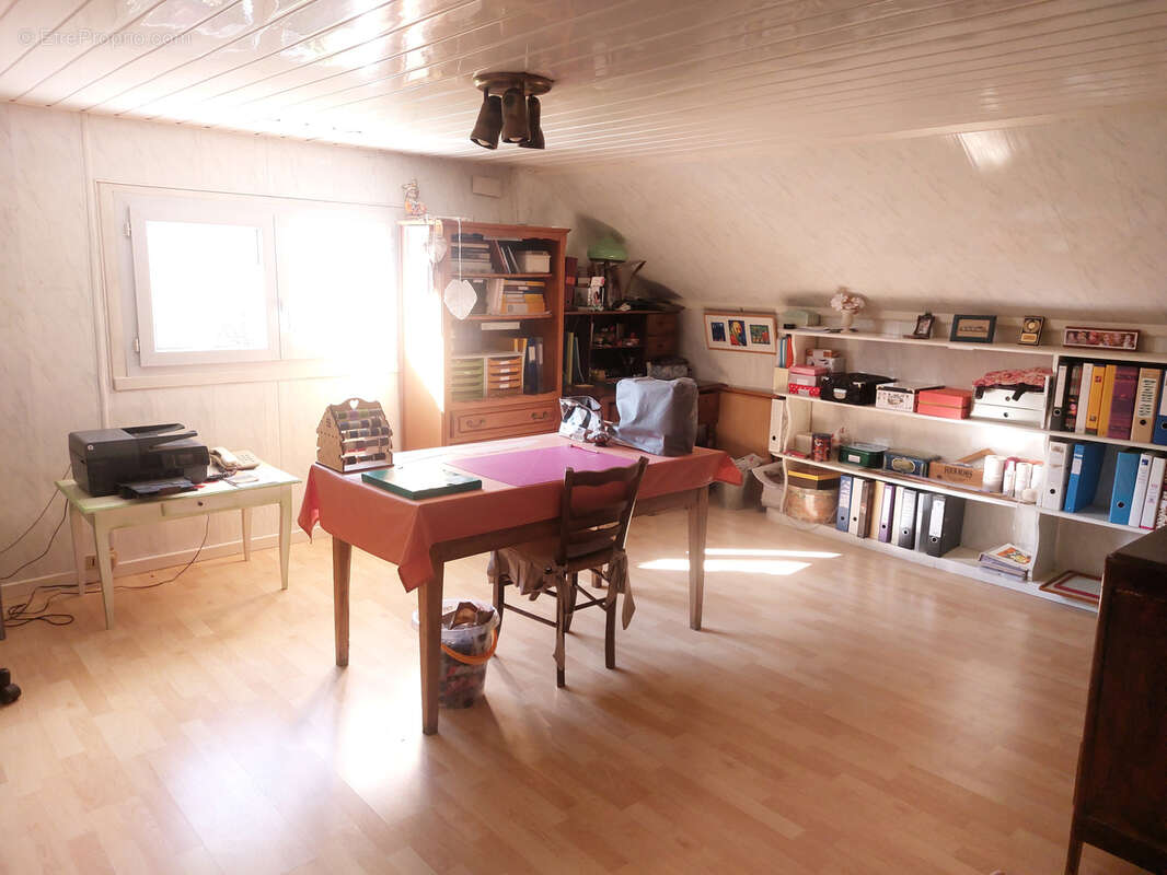 Maison à CREUZIER-LE-VIEUX