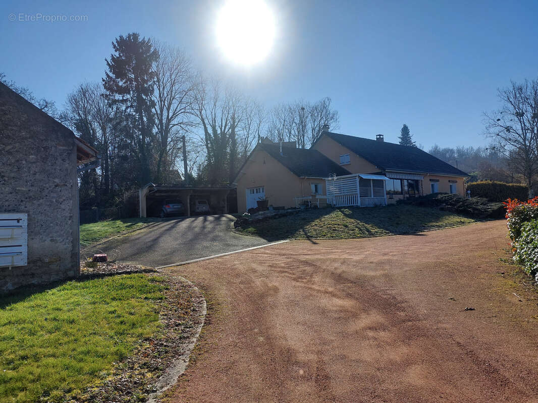 Maison à CREUZIER-LE-VIEUX