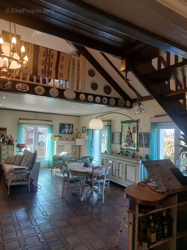 Maison à CREUZIER-LE-VIEUX