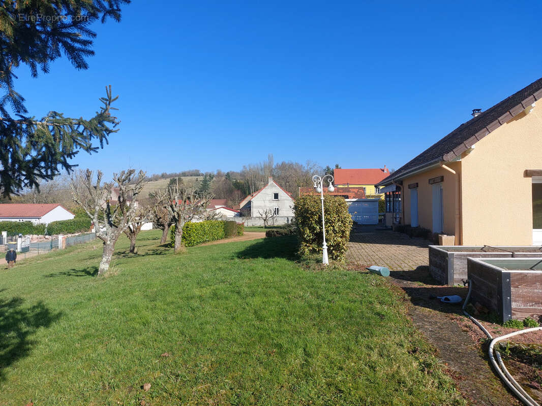 Maison à CREUZIER-LE-VIEUX