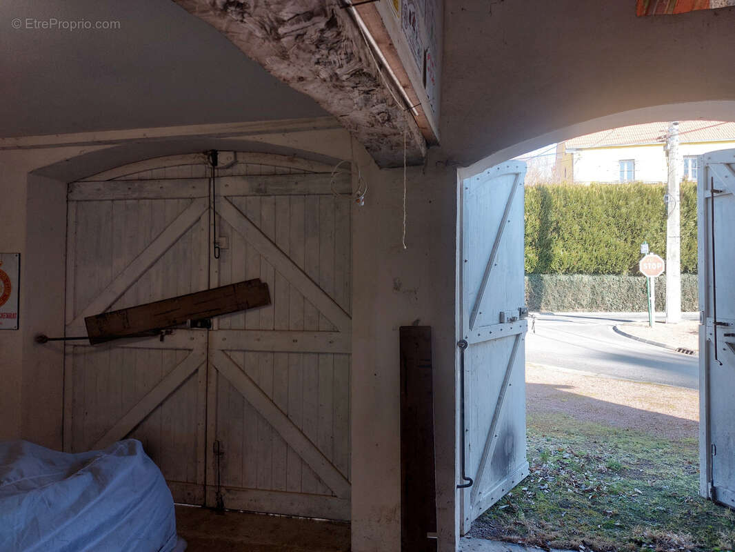 Maison à CREUZIER-LE-VIEUX