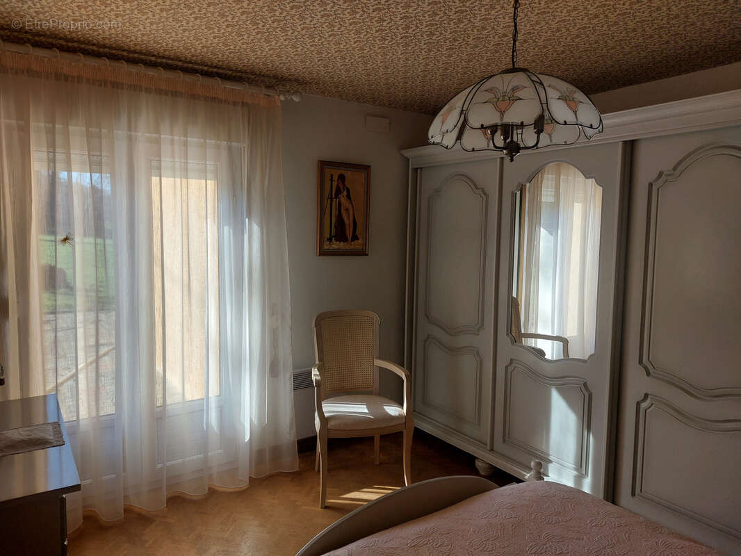 Maison à CREUZIER-LE-VIEUX