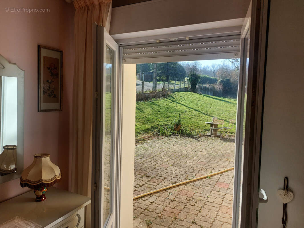 Maison à CREUZIER-LE-VIEUX