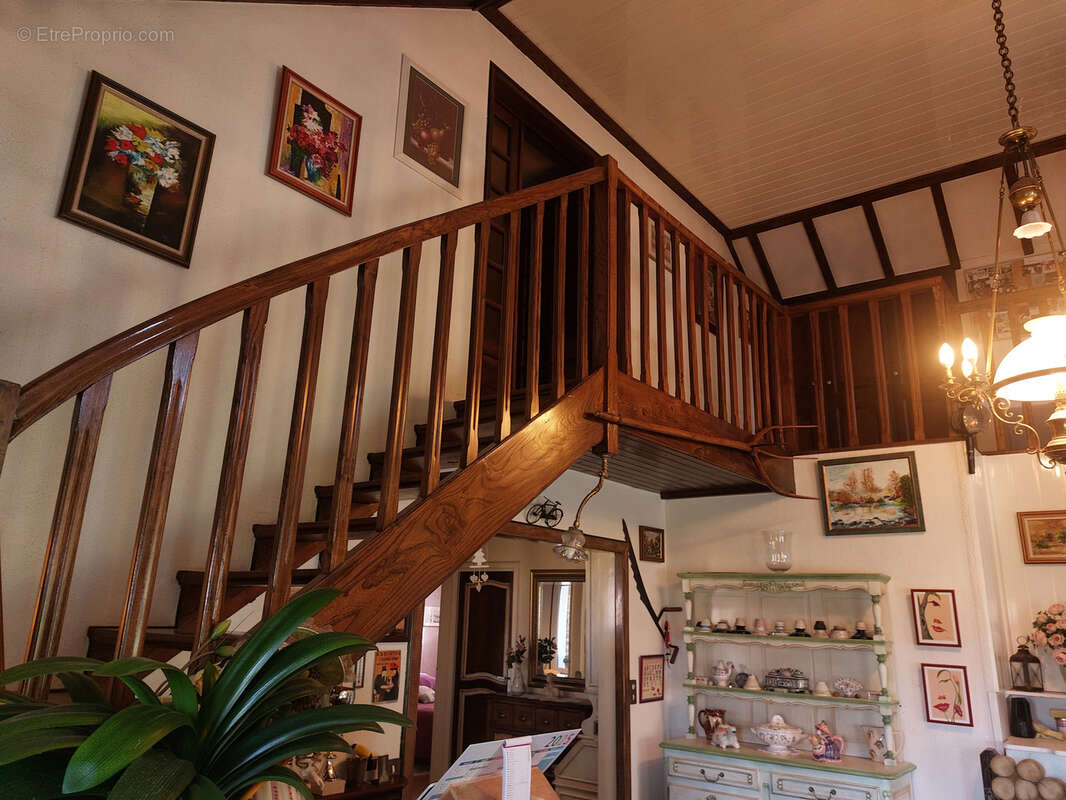 Maison à CREUZIER-LE-VIEUX