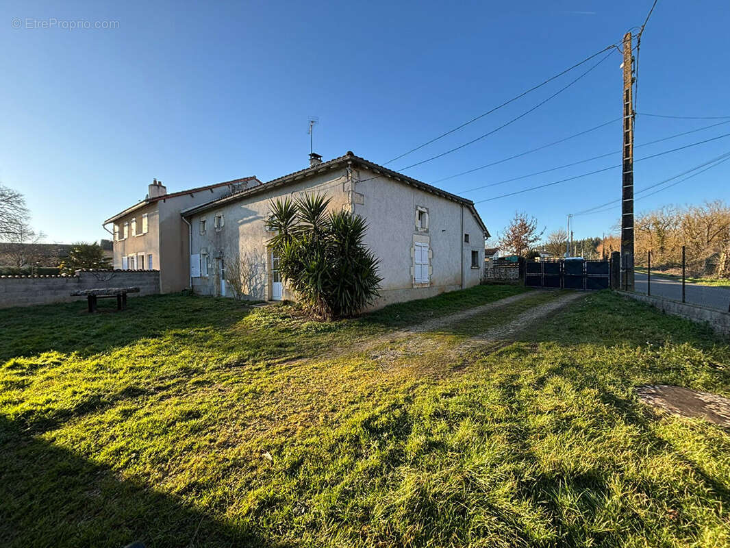 Maison à SAINT-PIERRE-D&#039;EXIDEUIL