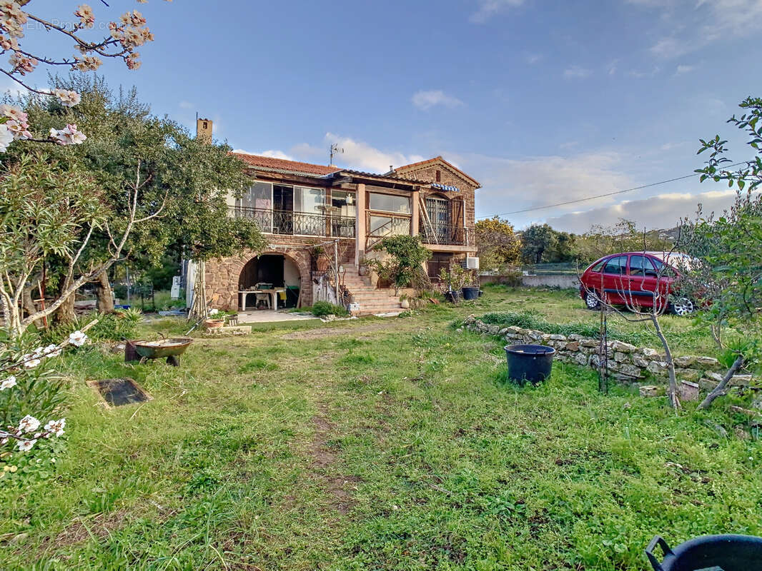 Maison à LES ISSAMBRES