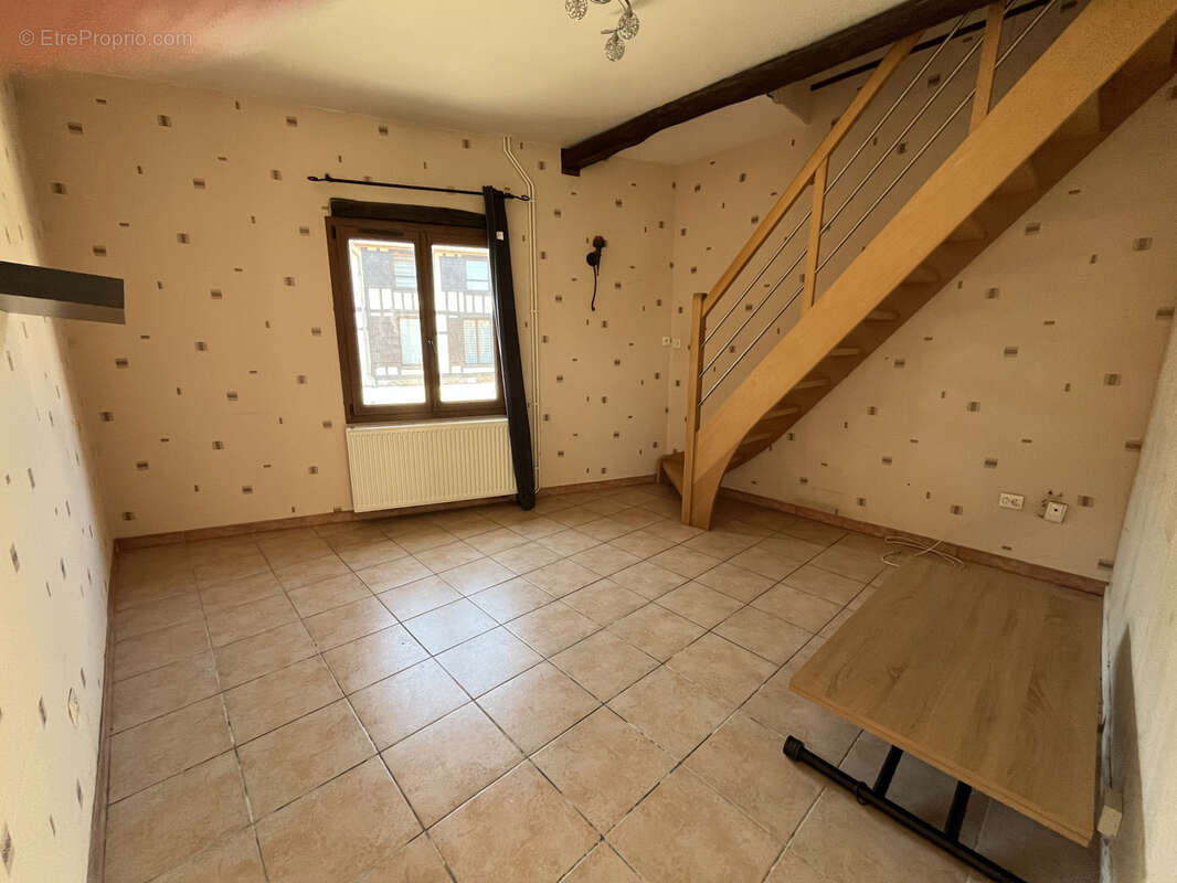 Maison à SAINT-REMY-EN-BOUZEMONT-SAINT-GENEST-ET-ISSON